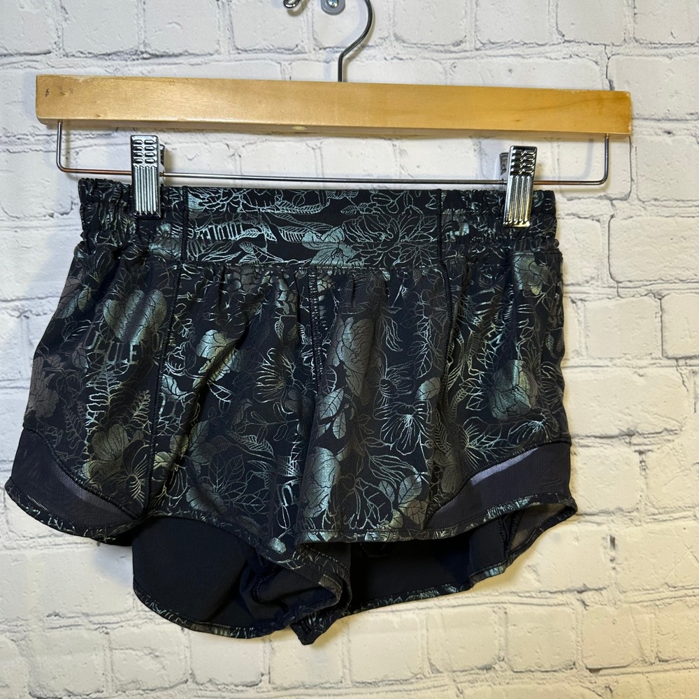 Lululemon Hotty Hot High-Rise Short 2.5 Lined Black Metallic Floral LW7BAXR 4